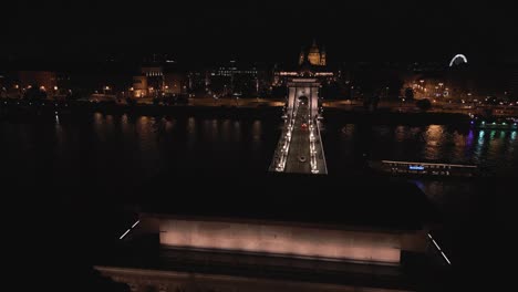 Wunderschöner-Drohnenflug-über-Der-Széchenyi-Kettenbrücke-Bei-Nacht