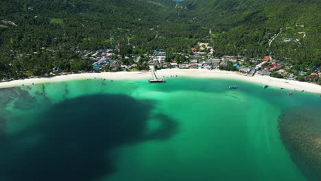 Beautiful-Aerial-Establishing-Shot-Ascending-Over-Chaloklum-Bay-Beach-Resort-Located-In-The-Heart-Of-Koh-Phangan-Island,-Thailand,-Southeast-Asia
