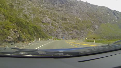 Milford-Sound,-Neuseeland---8.-Februar-2015:-Autoansicht-Beim-Anfahren-Des-Einspurigen-Homer-Tunnels-Auf-Dem-Weg-Zum-Milford-Sound-Auf-Der-Südinsel-Neuseelands