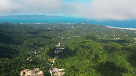 Panorama-Drohnenaufnahme-Aus-Großer-Höhe-Des-Hochlandes-Der-Partyinsel-In-Thailand