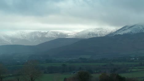 Comeragh-Mountains-Winter-Am-Frühen-Morgen-Schnee-über-Der-Eiskalten-Landschaft-Mitten-Im-Winter