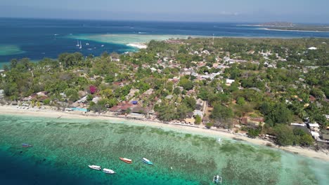Luftaufnahme-über-Gili-Air-Beach-South,-Auf-Der-Idyllischen-Insel-Gili-Air-In-Indonesien-Gelegen,-Ist-Ein-Wahres-Tropisches-Paradies,-Das-Die-Essenz-Des-Ruhigen-Insellebens-Einfängt