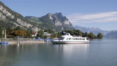 Majestätische-Landschaft-Des-Walensees,-Während-Touristen-Vom-Ausflugsboot-Aus-Eine-Atemberaubende-Aussicht-Genießen
