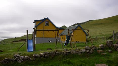 Edificios-De-Casas-Amarillas-En-Mykines,-Islas-Feroe.