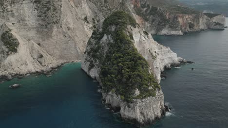 Laguna-Azul-De-Roca-Blanca-Con-Embarcaciones-De-Recreo-Turísticas
