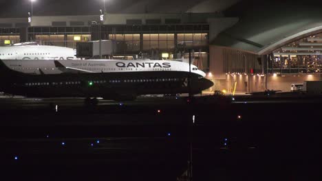 Qantas-Flugzeuge-Am-Terminal-Geparkt