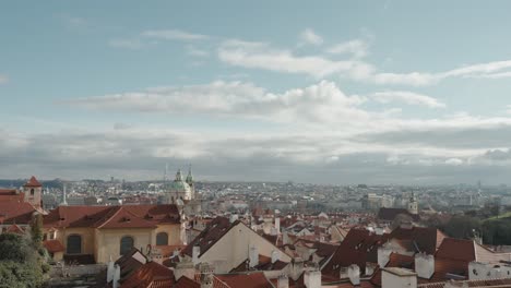 Panorama-Skyline-Von-Prag:-Blick-Auf-Die-Burg,-Terrakotta-Dächer,-Tschechische-Republik