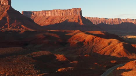 Moab,-Utah-Sandstone-Butte-during-Golden-Hour,-Drone-Truck-Reveal-Shot