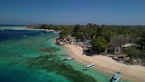 Luftaufnahme-Von-Gili-Air-Beach-South,-Auf-Der-Idyllischen-Insel-Gili-Air-In-Indonesien-Gelegen,-Einem-Wahren-Tropischen-Paradies,-Das-Die-Essenz-Des-Ruhigen-Insellebens-Einfängt