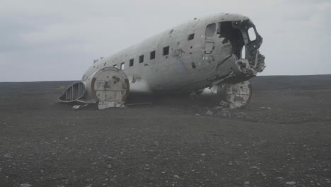 Abandoned-plane-wreck-in-the-middle-of-a-foggy-desert