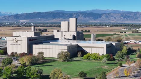 Fort-Collins-Anhueser-Bush-Plant-Cervecería-2023-Montañas-De-Otoño-En-La-Distancia