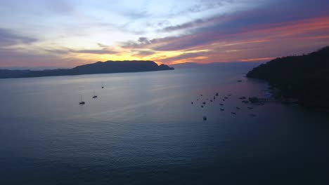 Schwenk-über-Das-Ruhige-Wasser-Der-Ballena-Bay-In-Costa-Rica-Während-Eines-Strahlenden-Sonnenuntergangs-An-Einem-Wunderschönen-Sommerabend-In-Mittelamerika