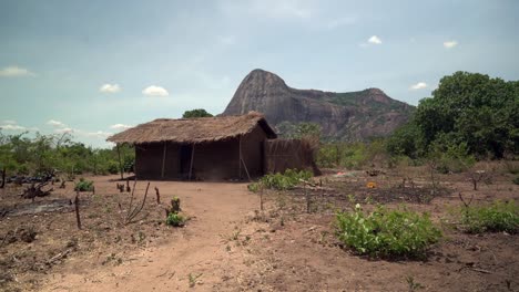 Isolierte-Hütte-Im-Ländlichen-Mosambik