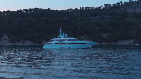 Yacht-in-the-bay-of-Split-during-blue-hour