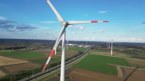 Turbinas-Eólicas-Junto-A-La-Autopista-Proporcionan-Electricidad-Para-Cargar-Vehículos-Eléctricos