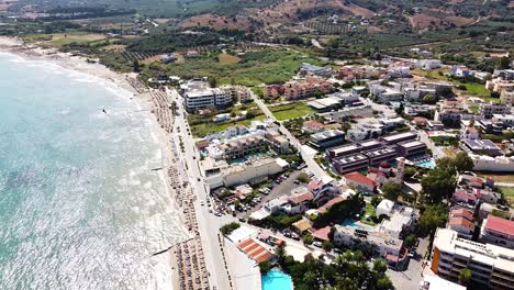 Ferienort-Mit-Hotels-Und-Pools-Auf-Kreta,-Luftaufnahme