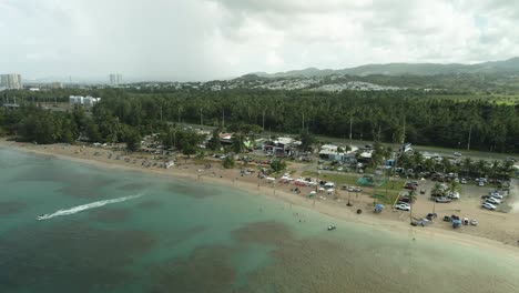 Luquillo-Puerto-Rico-Kiosko-De-Luquillo-Playa-Fortuna-Vuelo-Aéreo-Sobre-La-Puesta-De-Sol-Día-Nublado-4k60p