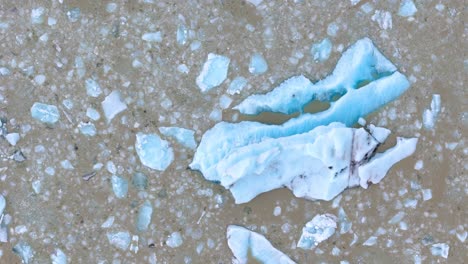 Toma-Aérea-Sobre-Icebergs-Derritiéndose-En-Fjallsárlón-Debido-Al-Calentamiento-Global,-Islandia