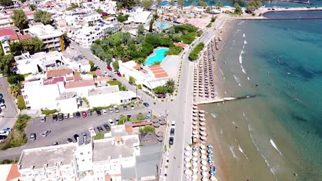 Costa-Arenosa-Y-Hermoso-Municipio-Turístico-En-Creta,-Vista-Aérea