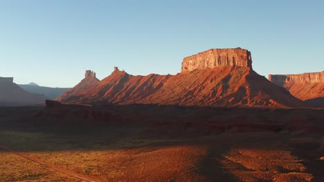 Moab,-Utah-Cliffs-and-Sandstone-Buttes-during-Golden-Hour,-Drone-Push-In-Shot