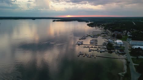Aerial-pan-of-Hessel-marina,-Michigan,-Les-Cheneaux-Islands