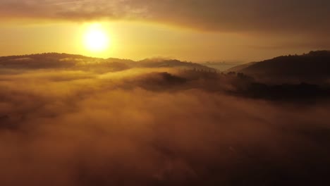 Die-Nebel-Sonnenaufgang-Drohne-Wurde-In-Arrábida-Aufgenommen