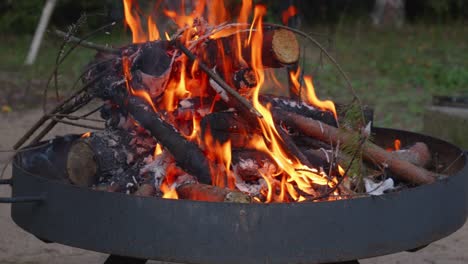 Brennende-Flamme-An-Der-Feuerstelle-Auf-Holzscheiten