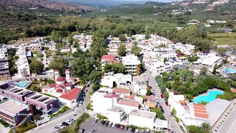 Ruhige-Gemeinde-Mit-Hotels-Und-Resorts-Auf-Kreta,-Luftaufnahme