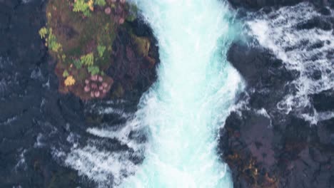Luftaufnahme:-Von-Oben-Nach-Unten,-Nahansicht-Des-Bruarfoss-Wasserfalls-Und-Des-Tauchbeckens-Im-Süden-Islands,-Das-Mit-Der-Wunderschönen-Blauen-Wasserkaskade-Sehr-Malerisch-Ist