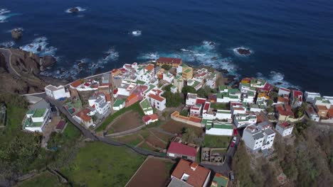 Un-Vídeo-De-Drone-De-Un-Colorido-Pueblo-Costero-Junto-Al-Mar,-En-Tenerife-Benijo