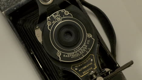Antike-Kodak-Autogramm-Brownie-Faltkamera-Dreht-Sich-Auf-Weiß