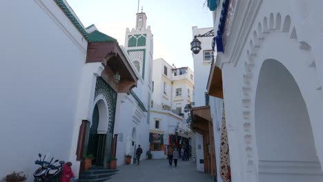 Traditional-architecture-in-Tangier's-Medina,-Morocco-with-bustling-street