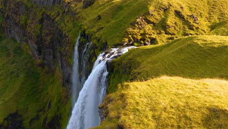 Langsam-Umlaufende-Aufnahme,-Die-Den-Seljalandsfoss-Wasserfall-Bei-Sonnenuntergang-Zeigt