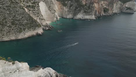 Weiße-Felsenblaue-Lagune-Mit-Touristischen-Vergnügungsbooten