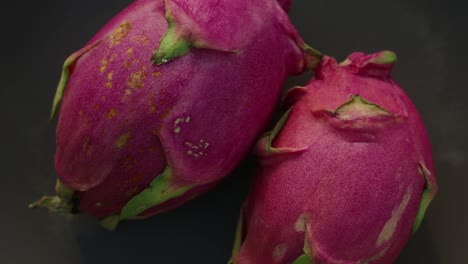 Top-view-of-Dragon-fruit-cenital-spinning-on-a-plate-with-a-dark-background