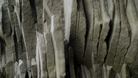Felswand-Mit-Einzigartigem-Sechseckigem-Muster-In-Einer-Feuchten-Höhle-In-Island