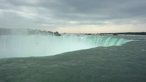 Bird-Swooping-In-Horseshoe-Falls-In-Niagara-Falls,-Canada