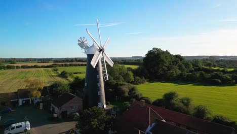 Luftvideoaufnahmen-Zeigen-Die-Eleganz-Der-Waltham-Windmühle-Und-Des-Ländlichen-Geschichtsmuseums-In-Lincolnshire,-Großbritannien