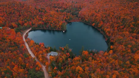 drone-shot-around-the-famous-heart-shaped-lake-during-fall-in-Quebec,-Canada