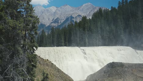 Eine-Filmische-Ansicht-Der-Wapta-Wasserfälle-Im-Yoho-Nationalpark-In-Kanada