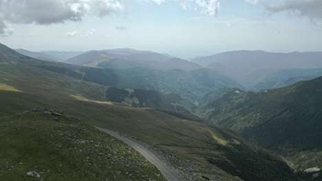 Un-Panorama-Impresionante-De-Un-Paisaje-Montañoso-Con-Exuberantes-Valles-Verdes-Y-Densos-Bosques