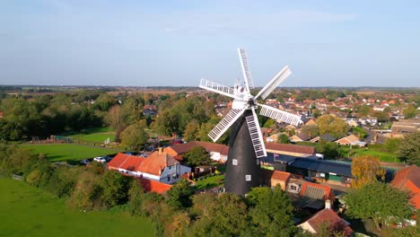 Hoch-Oben-Am-Himmel-Bieten-Videoaufnahmen-Einen-Blick-Auf-Die-Historische-Waltham-Windmühle-Und-Das-Ländliche-Geschichtsmuseum-In-Lincolnshire,-Großbritannien