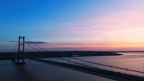 Der-Charme-Des-Sonnenuntergangs:-Luftaufnahme-Der-Humber-Bridge-Mit-Fahrenden-Autos