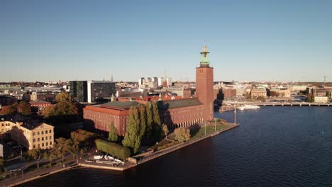 Stockholms-Stadshus-City-Hall-and-skyline,-Lake-Mälaren,-4K