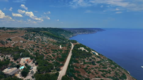 Erleben-Sie-Die-Schönheit-Von-Salento,-Apulien,-Aus-Einer-Atemberaubenden-Luftperspektive