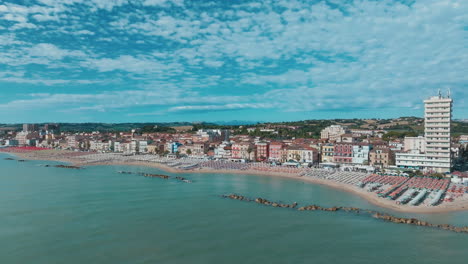 Die-Drohne-Fängt-Die-Schönheit-Der-Küste-Von-Porto-Recanati-Ein