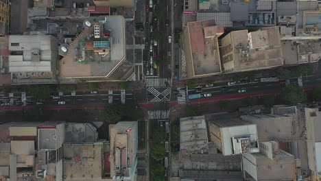 Vogelperspektive-Aus-Der-Luft-Auf-Der-Straße-Von-Lima-Miraflores-Mit-Kreuzungsautos,-Die-An-Der-Kreuzung-Fahren