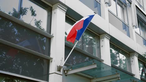 Die-Französische-Flagge-Weht-An-Der-Fassade-Des-Bürogebäudes