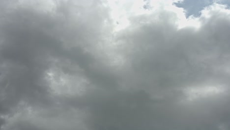 Zeitraffer-Der-Wolkenlandschaft,-Dunkle-Gewitterwolken-Und-Blauer-Himmel