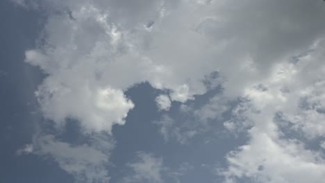 Nubes-Oscuras-Y-Cielo-Azul,-Lapso-De-Tiempo-Nublado